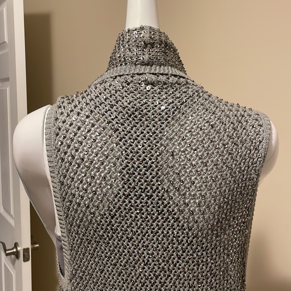 ALICE + OLIVIA FIULLY EMBELLISHED ASYMMETRICAL SLEEVELESS SWEATER WRAP NWOT M - Picture 10 of 16